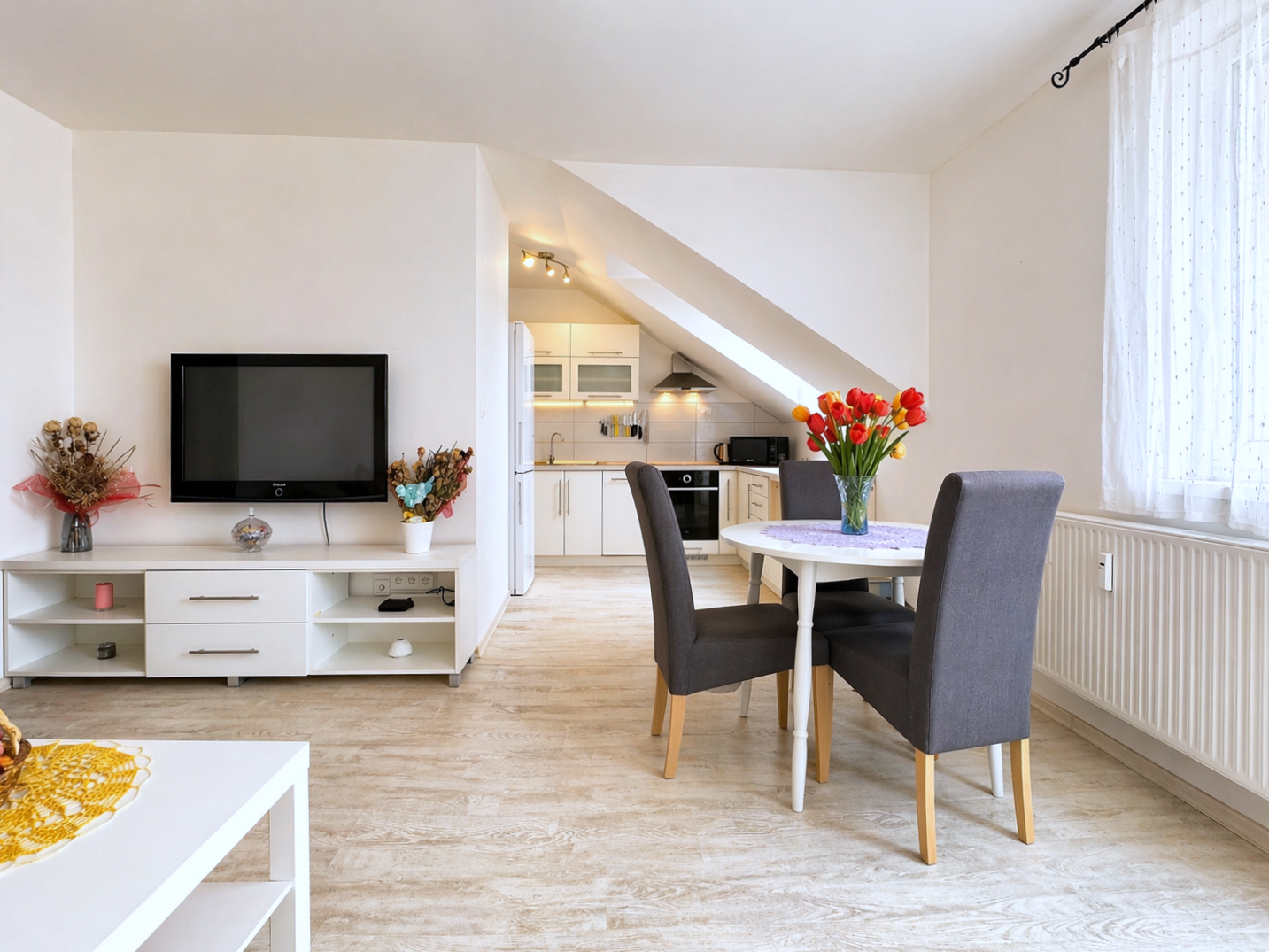 Priestranný 2-izbový byt v Skalici na prenájom