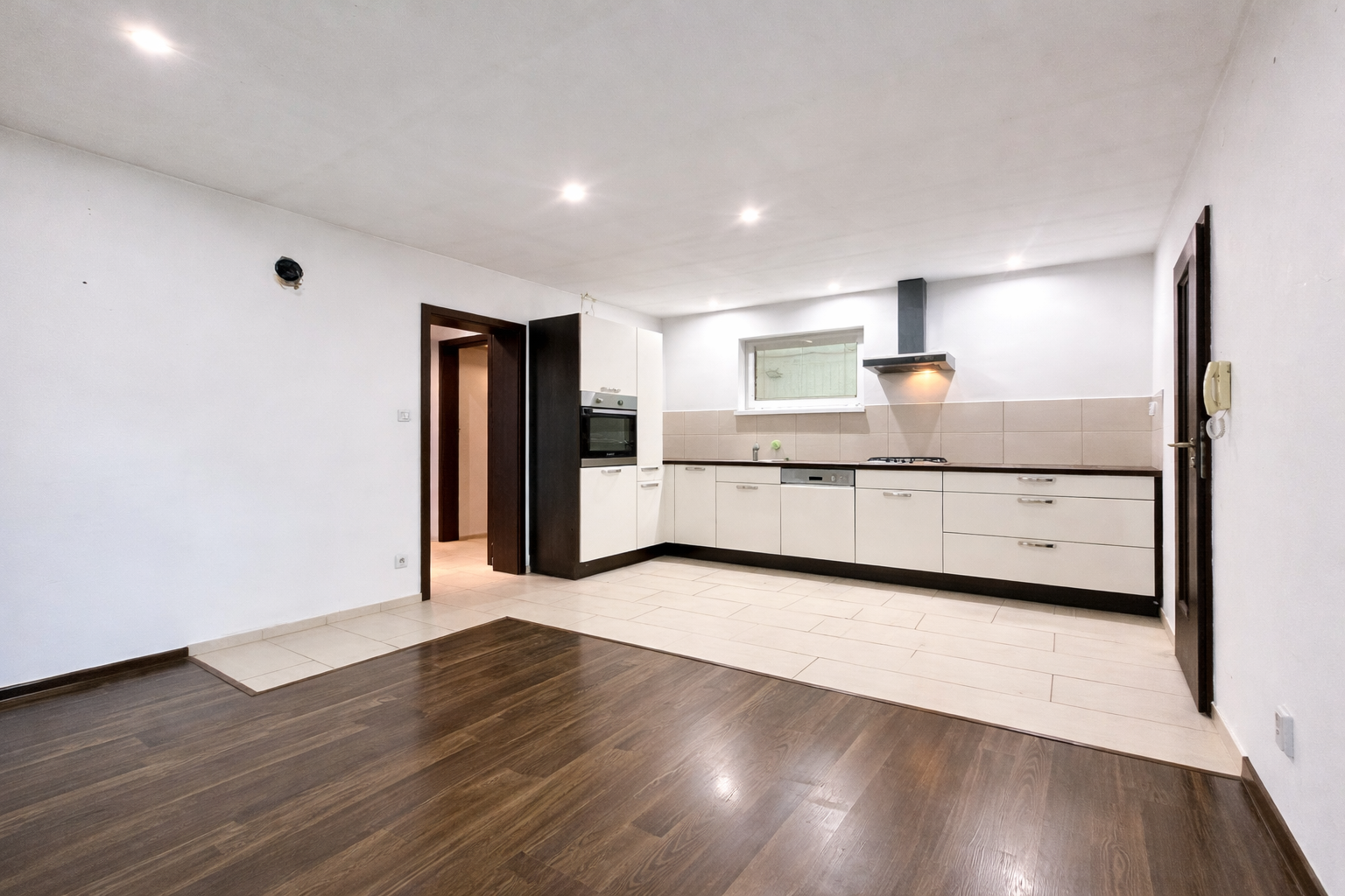 Veľký RD v obci Brodské, 2 bytové jednotky, pozemok 1255 m2 - ZNÍŽENÁ CENA O 15.000,-€